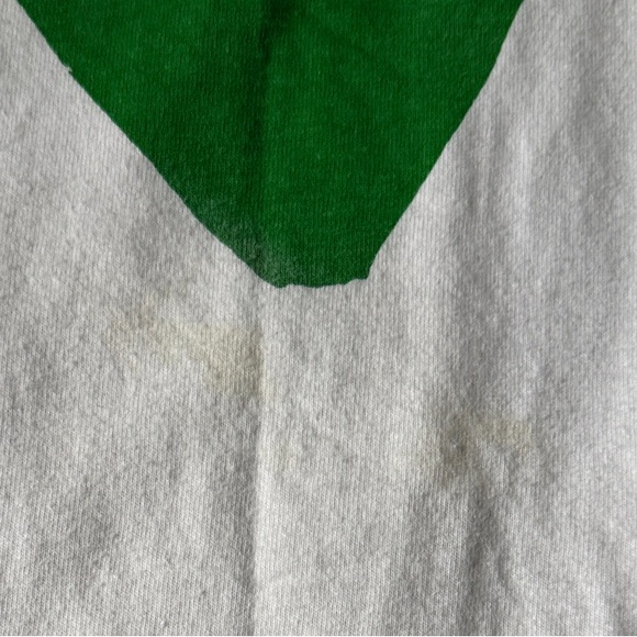 Comme des Garcons Kids White Tee with Green Heart Motif—— - Picture 2 of 8